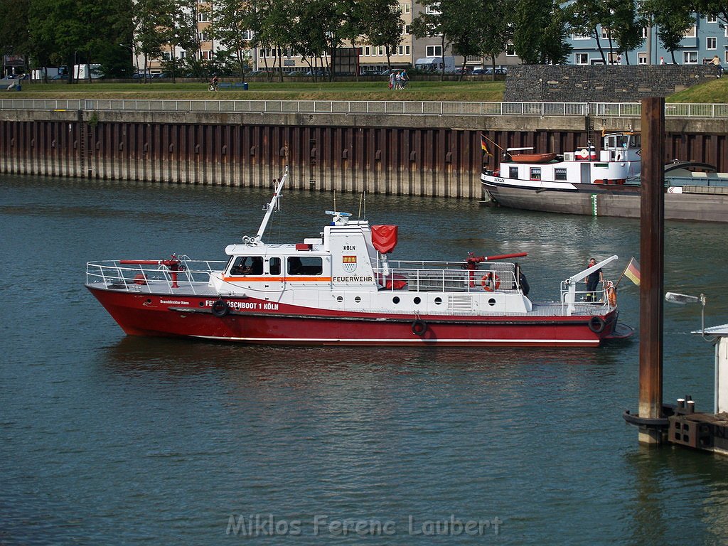 Einsatz Loeschboot Rettungsboot PRhein Koeln Rodenkirchen P29.JPG